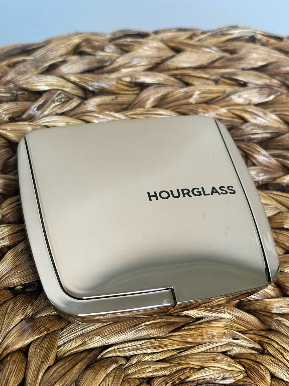 Like new Hourglass Ambient Lighting Bronzer in the shade Luminous Bronze Light
